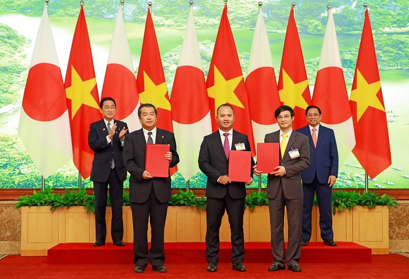 Thủ tướng Phạm Minh Chính và Thủ tướng Kishida Fumio chứng kiến đại diện ba doanh nghiệp VietCredit, Hitachi và VietnamPost trao đổi văn bản MOU